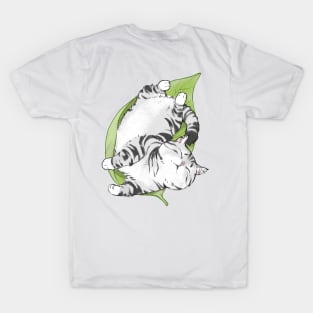 Chi's cat sleep in a leaf T-Shirt